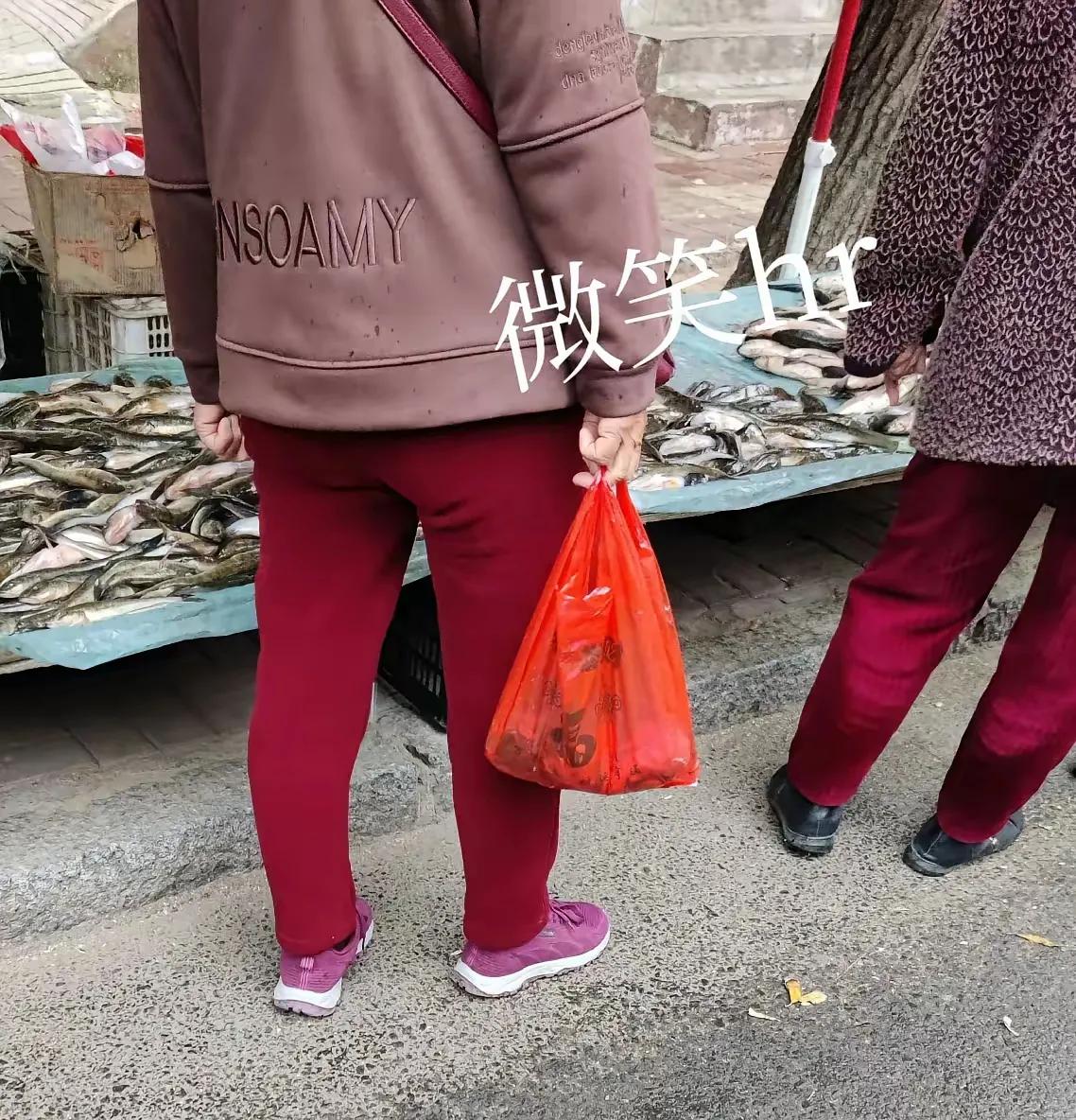 今年流行安哥拉红的裤子，前段时间我也买了一条。

这个颜色的裤子，适合上岁数年龄