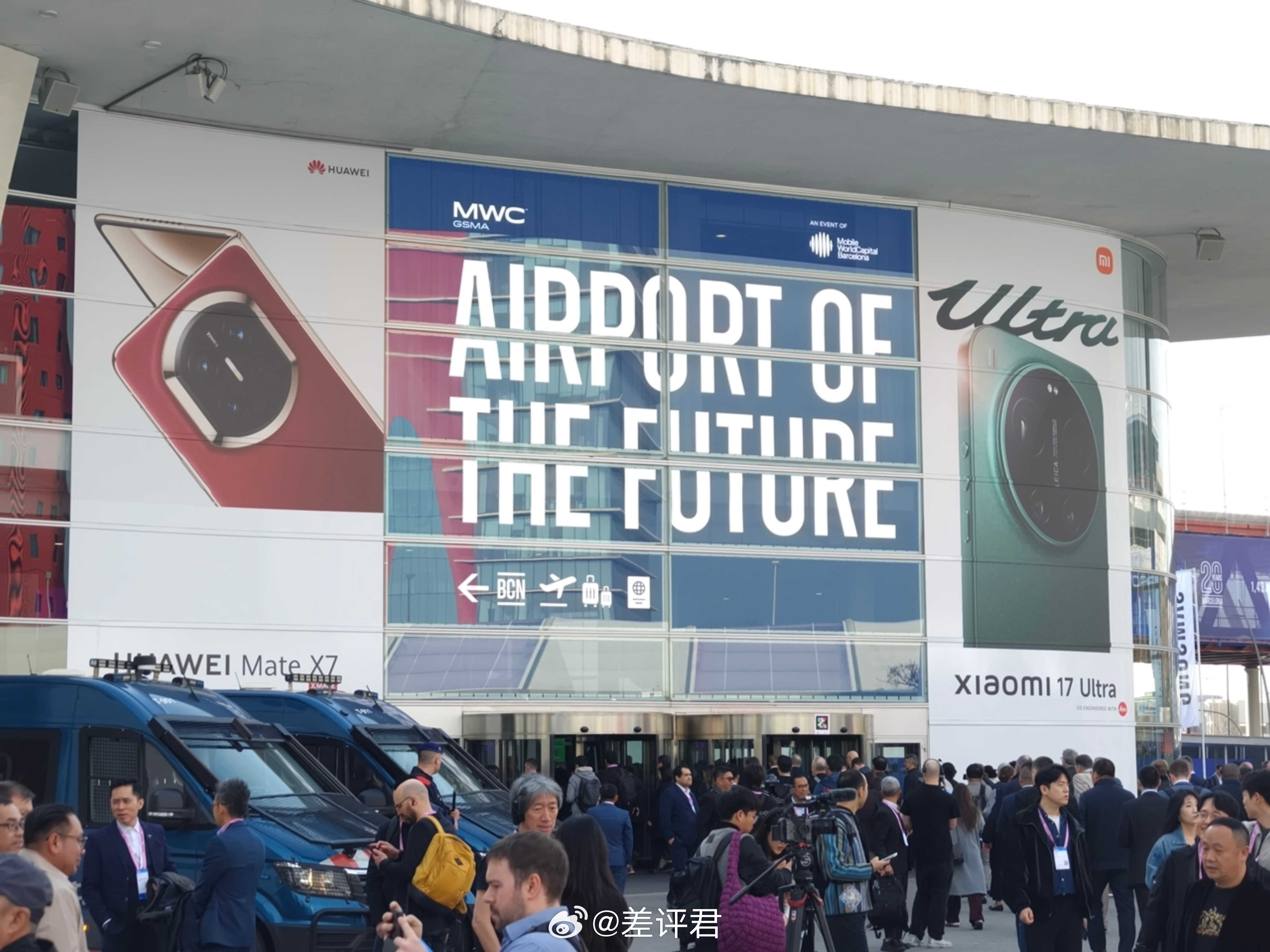 #差评在现场# 笑死，到了 MWC 门口一看，左边华为右边小米