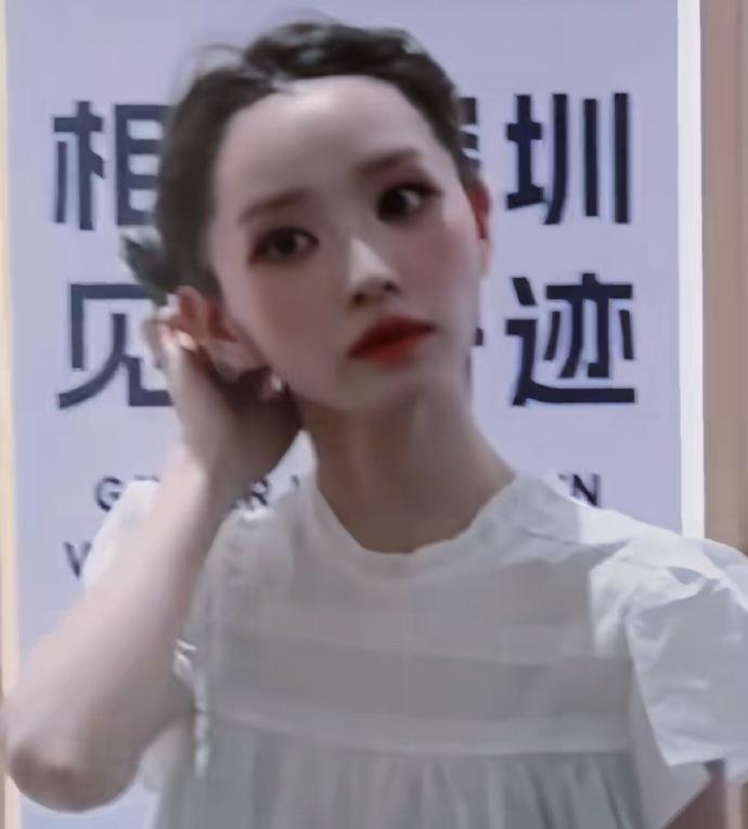 田曦薇露出全部额头的样子，不说名字还真有点认不出。
 
看着感觉怪怪的，但又说不