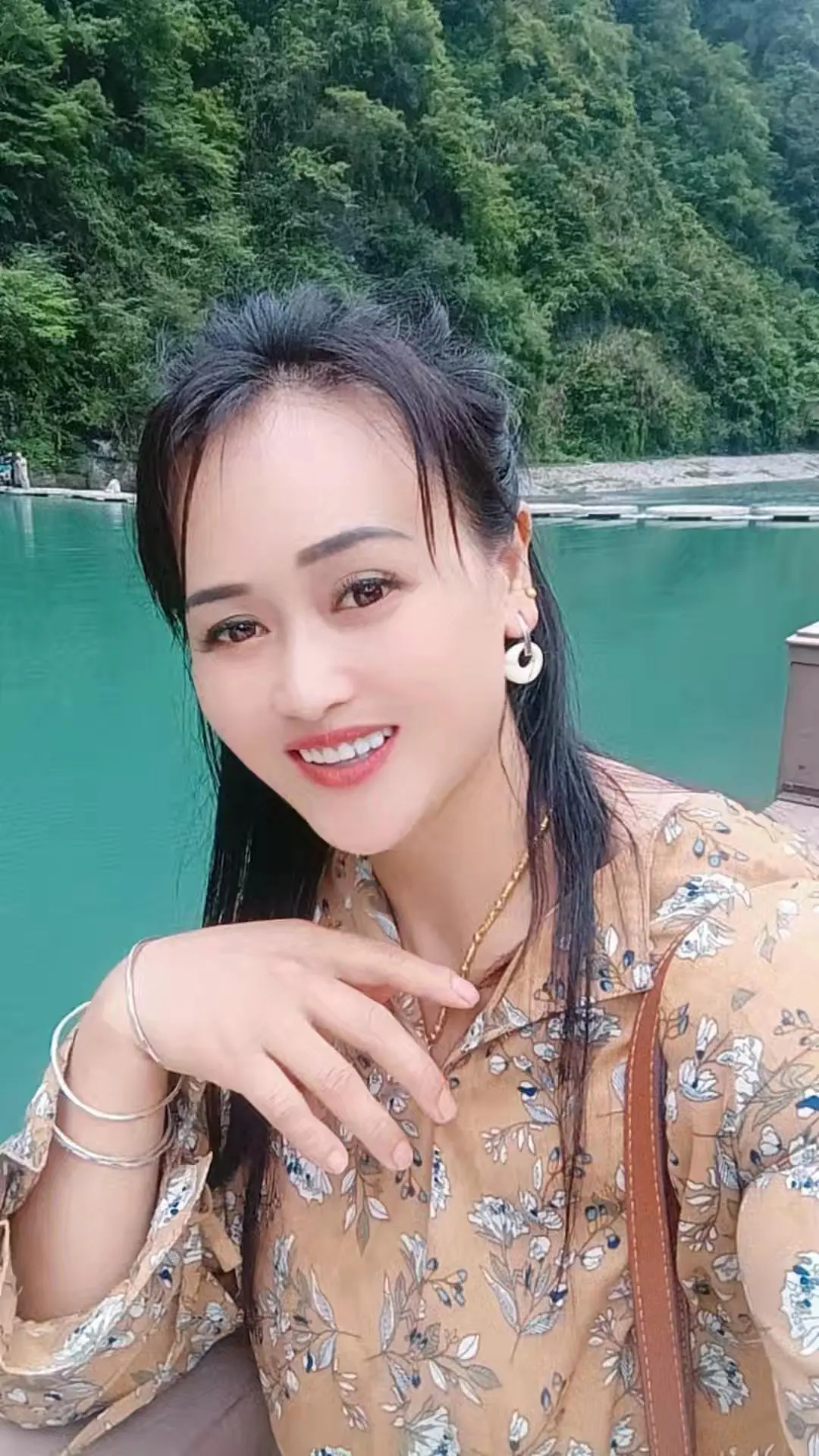 这女人吃过的苦太多了，一个女人当爸又要当妈，一个人开农场，一个人挣钱抚...