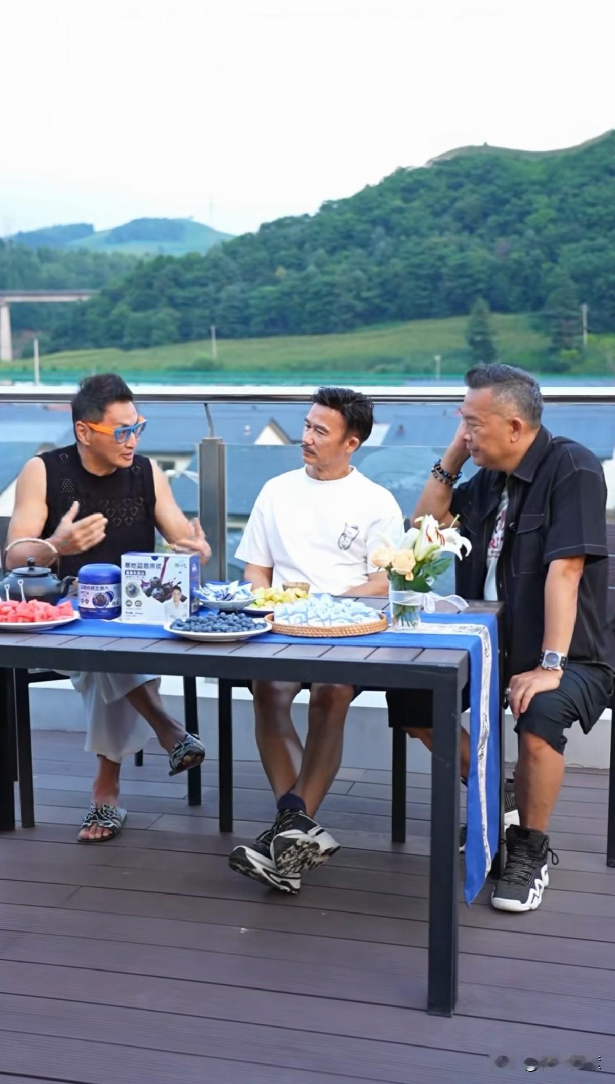 能够认齐这三位香港巨星的，
应该都五十多岁的人了。
他们基本代表了香港电影的黄金