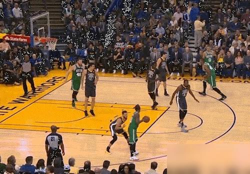 以前每一次看欧文和库里对位，总能通过屏幕看出欧文是真的想在库里面前证明一下谁才是