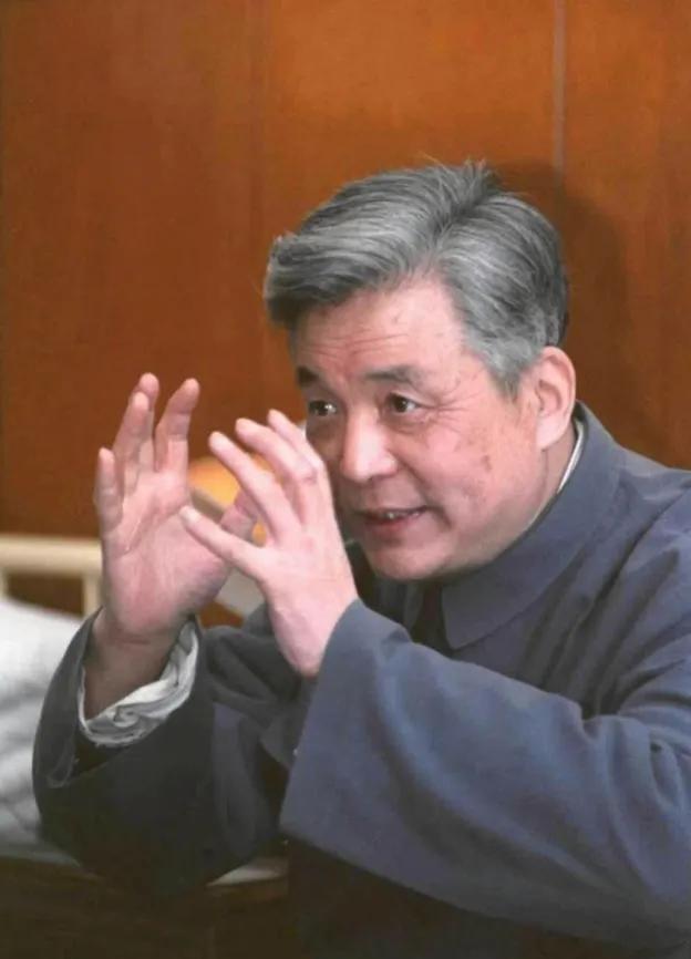 1986年，杨振宁来看望癌症晚期的邓稼先，看邓稼先情绪不错，杨振宁开玩笑地问：“