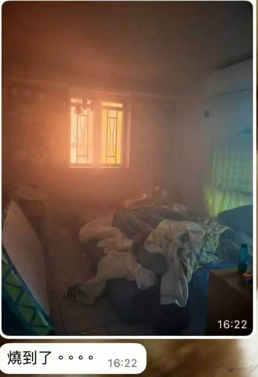 香港大火最绝望照片曝光！55人困烟囱地狱，焦黑楼体如墓碑！
 
那张传遍全网的照