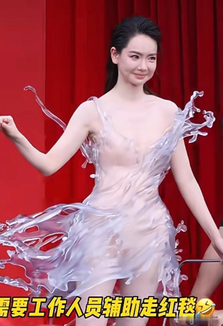戚薇这回是真勇
这衣服到底怎么穿上去的
穿着还不能走路了？
要坐着小推车入场
这