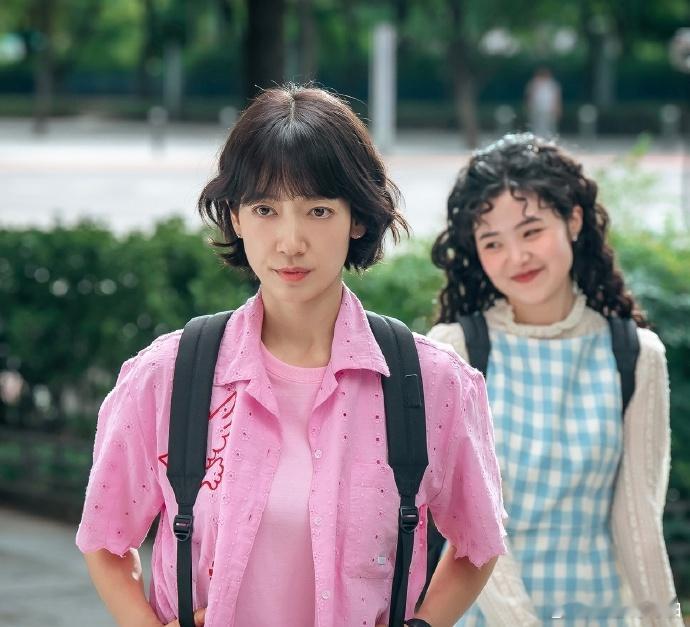 朴信惠这个发型才是败笔吧，适配度为零的发型！朴信惠老了好多