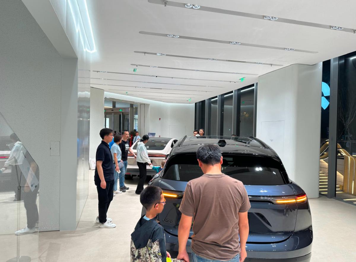 新ES6和老BBA车主
昨天去蔚来店里看了新ES6，发现外面停了挺多BBA的，轿