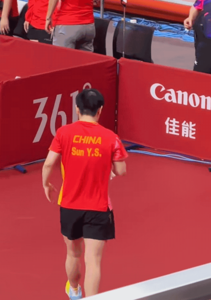 光速下班，孙颖莎3:0梁安娜，亚运会首秀告捷，国乒女团1:1，中国澳门女团[赞]