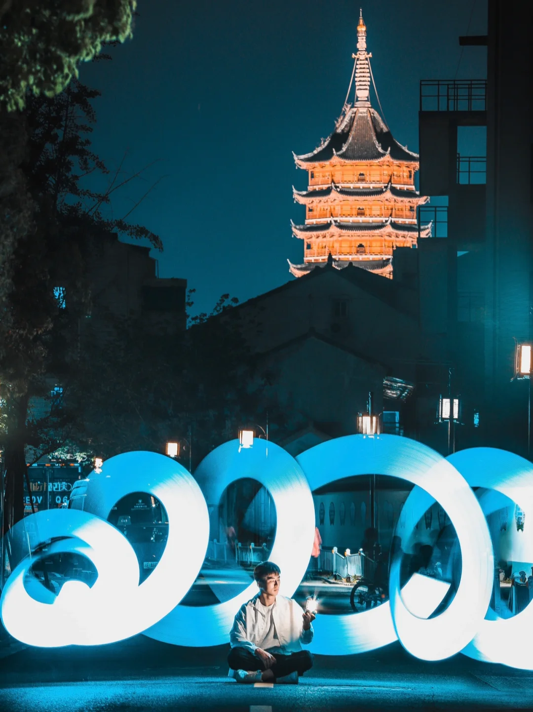 苏州打卡｜夜幕下的北寺塔飘舞着一缕冰丝带~