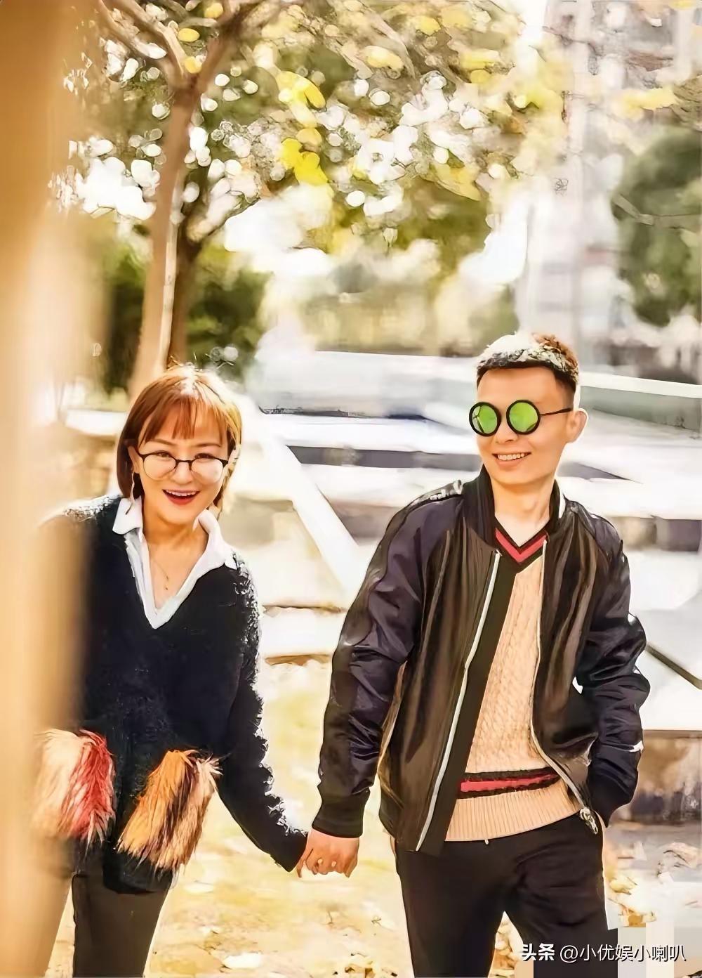 思文生娃了，程璐却还是一个人。  

还记得当年他俩在脱口秀上把婚姻讲成段子，笑