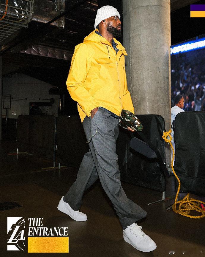 末节之王！湖人末节逆转独行侠 一场跌宕起伏的比赛，湖三崩如期而至，但湖人也有不服