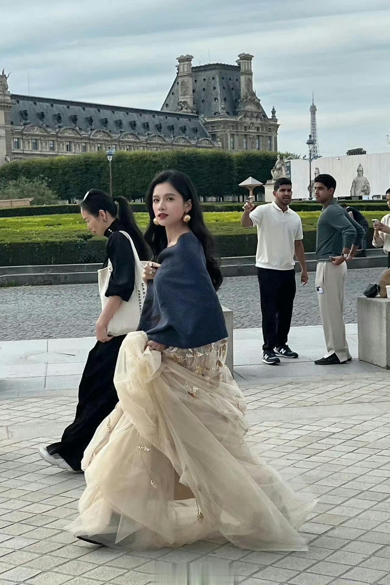 张婧仪真公主来了，真心觉得张婧仪可以在清纯小花和明艳大花之间随意切换，不费吹灰之