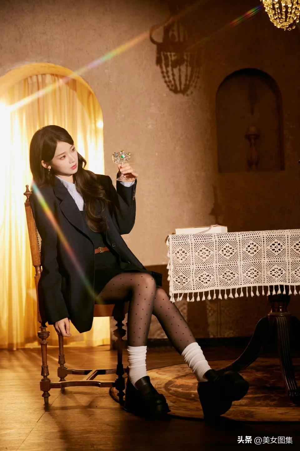 张淼怡，西装裙搭配波点丝袜，可少女可优雅。被张淼怡这套造型狠狠拿捏了！甜妹解锁轻