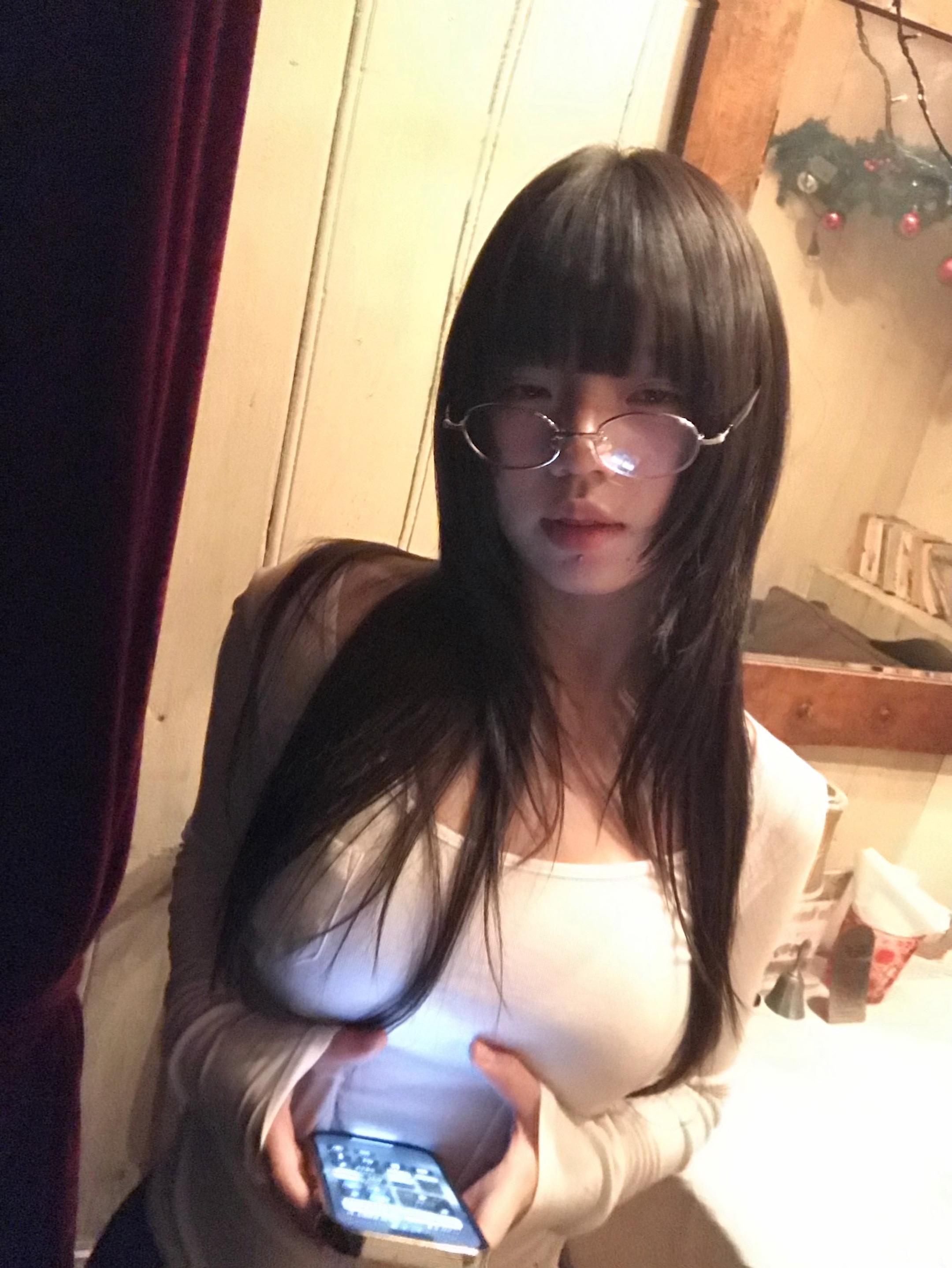 昏黄的灯光。