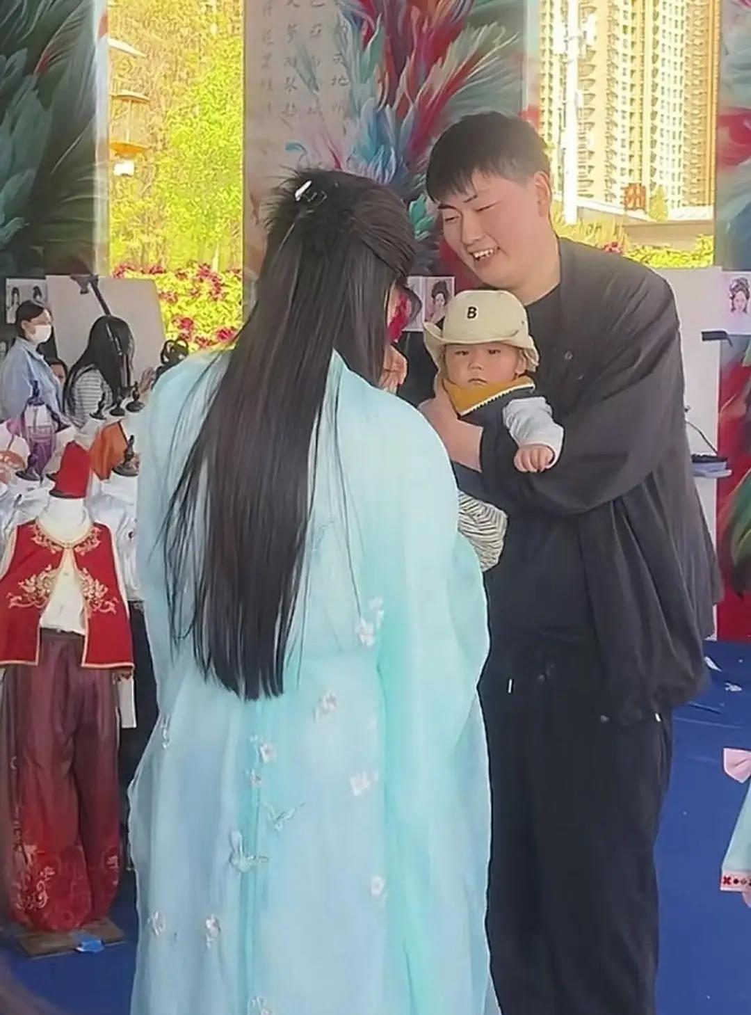 大衣哥的儿媳妇，真给老朱家争了口气！
憋了这么久，陈萌肚子里的喜讯，终于盖不住了