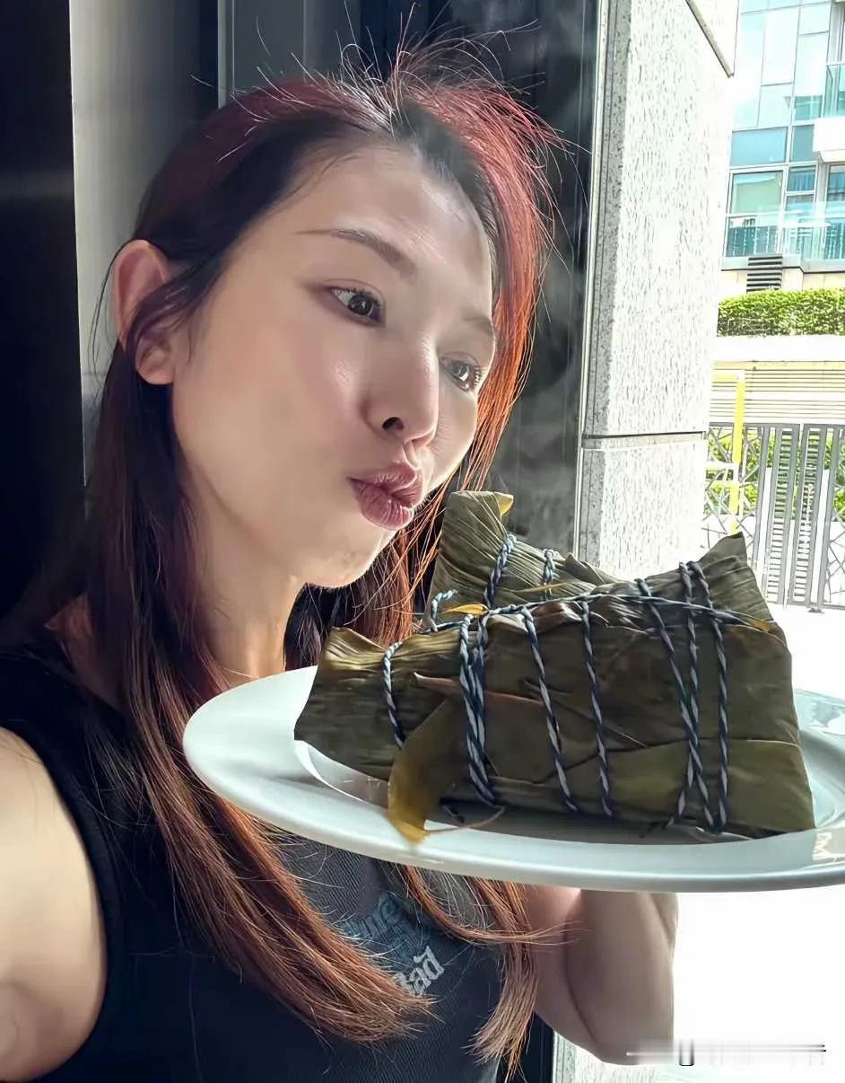 都知道明星很少吃高热量食物，粽子可以说是热量炸弹了，但是很多明星还会选择吃的，毕