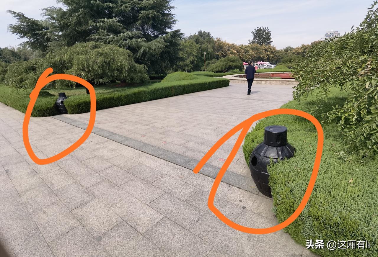 图片上这两个黑家伙是干什么的？
逛红色纪念馆，步道边的绿植旁摆放着这两个黑乎乎的
