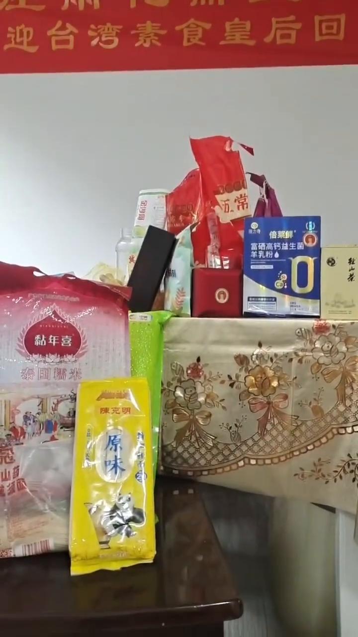 真正的凤鸣山庄雨花斋宣传。
凤鸣山庄雨花斋皇后宫和台湾皇后，台湾的素食皇后达成了