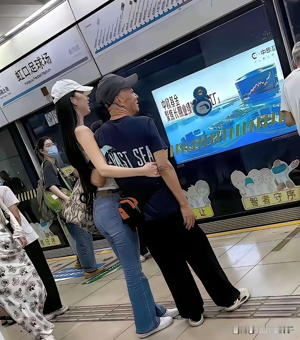 真的是搞不懂，这新娘不管是长相，还是身材都不错，为什么会选这么老的男人，到底图个