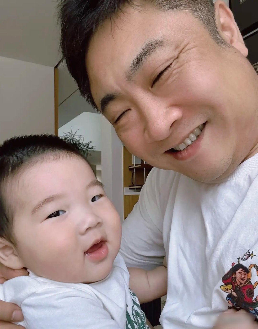 乔杉的基因真不是一般强大，生了二个女儿和一个儿子，大女儿和小儿子模样和他一模一样