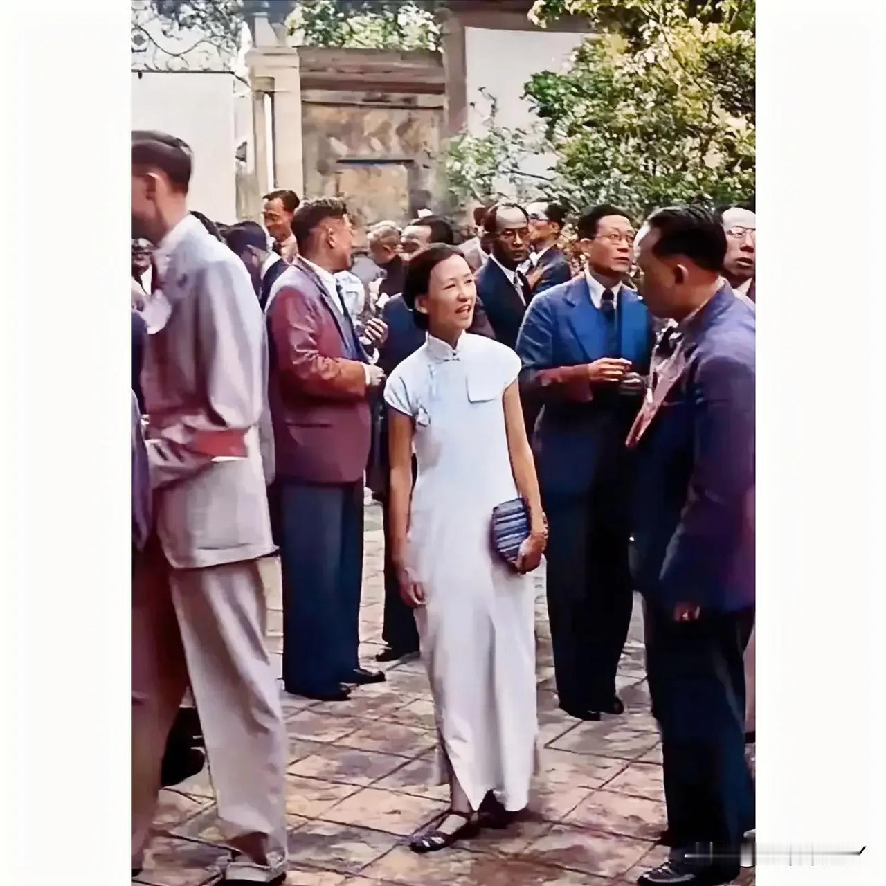 上世纪30年代末，云南昆明，林徽因参加美领馆留学生俱乐部创办典礼时的珍贵老照片