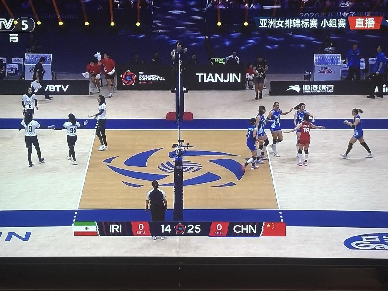 不出意外！中国女排拿下了第一局！

       在刚刚结束的亚洲女排锦标赛小组