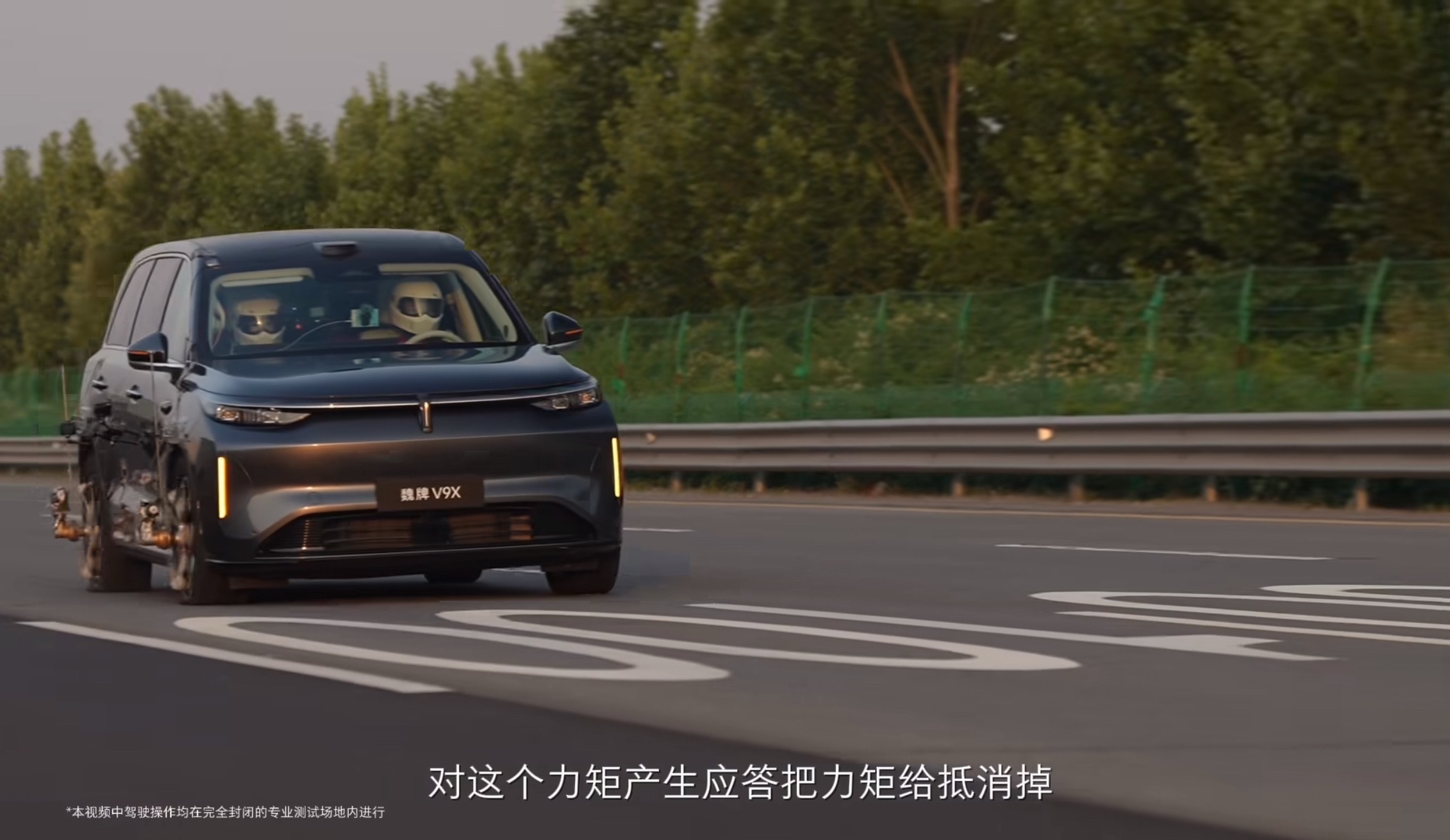 长城确实够硬核，魏牌赵总亲自进行高速爆胎测试，测试时速221.80km/h。也能