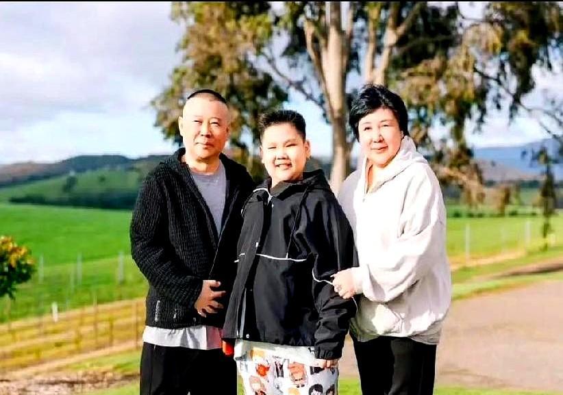 郭汾阳十岁，一米六，肩膀比爹还宽。
爹一米六五，娘一米六八，娃直接超标二十公分。