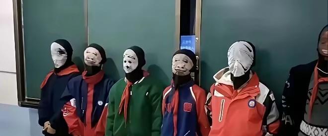 老师群发面具童！家长秒炸锅

这操作合法吗

照片里六张小脸被卡通面具扣得严严实