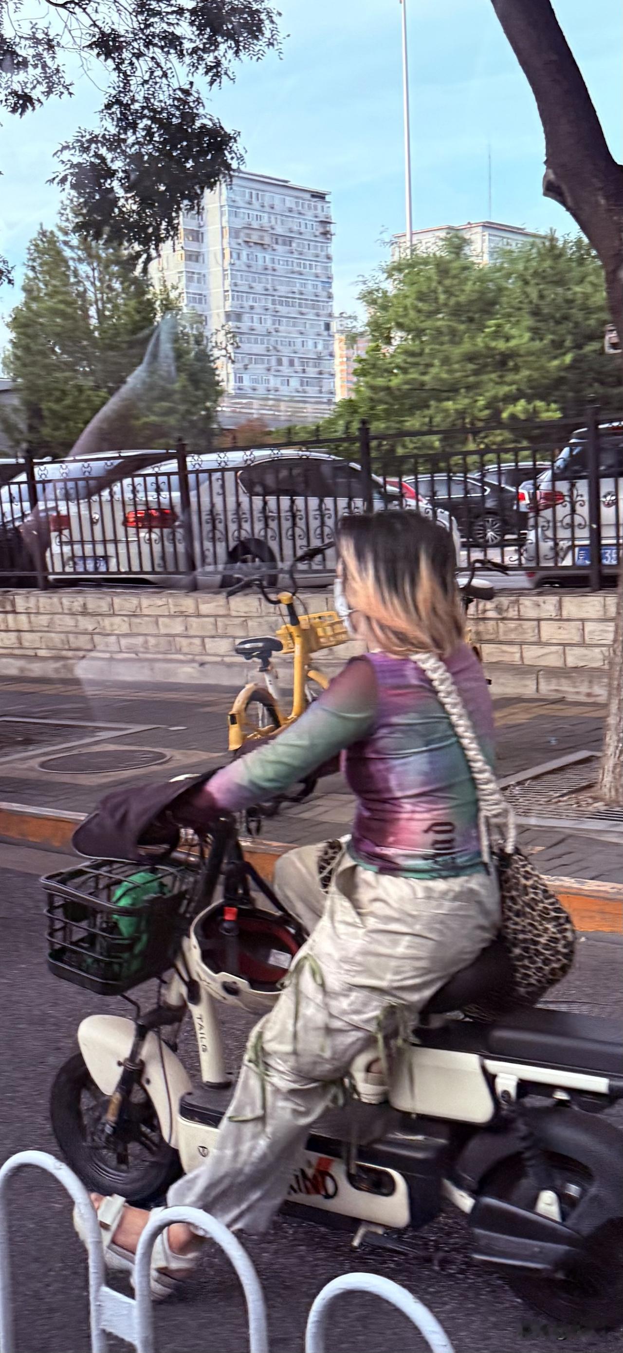 北京老胡同图片分享老胡同里的新新人类。北京胡同里变化太大了，这条小胡同如今已经变