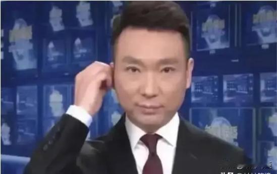 2020年，康辉在《新闻联播》时，来了个小插曲！他突然停顿2秒，伸手调整耳机，这