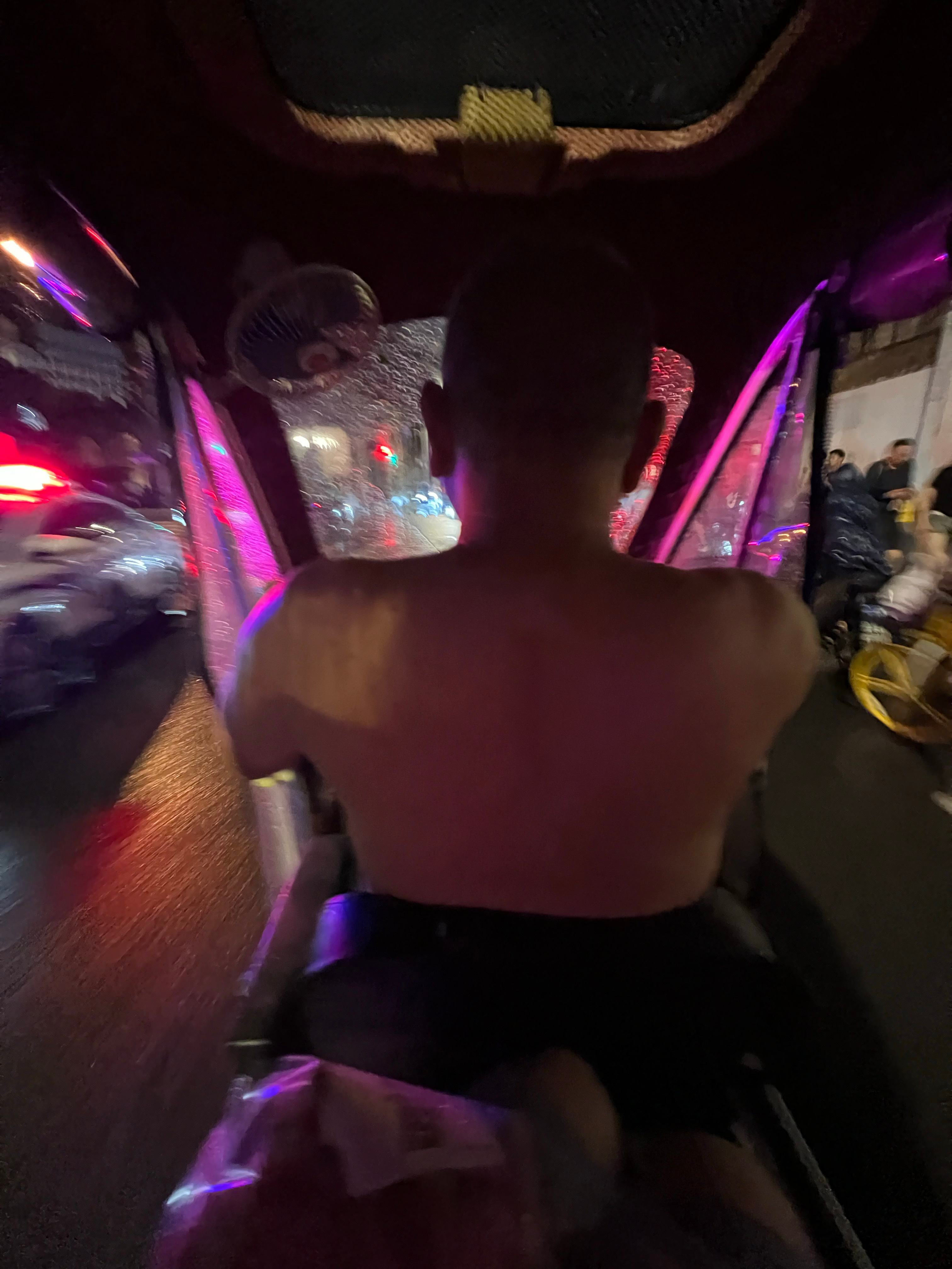 在上海 突然大暴雨又打不到车[微笑] ​​​