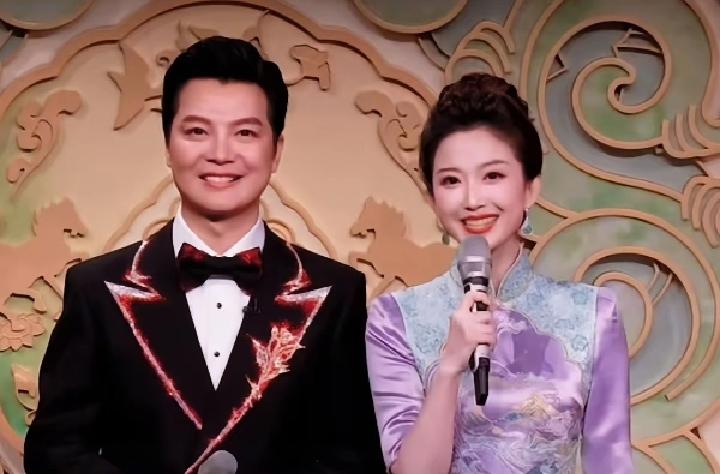 2026春晚最养眼的画面，全在任鲁豫和刘心悦同框里。
 
定海神针遇上灵气新人，