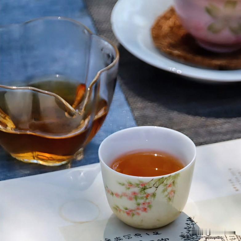 《茶候行·乐府诗体》
炭火燃，沸水旋，新芽怯，浪头掀。
世人慕色心难安，茶客静观