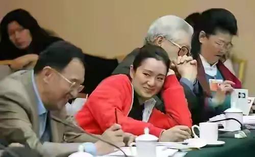 惊艳的表情显现！”瞧这现场，表情一现...””全场那神态一露，惊艳四方...””