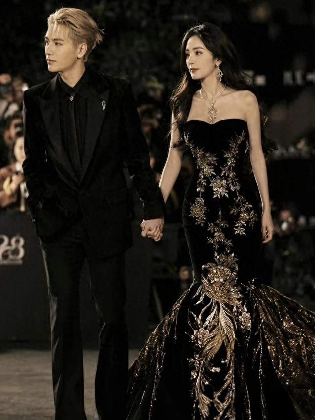 芭莎盛典名场面！王嘉尔杨幂大方互动尽显素养