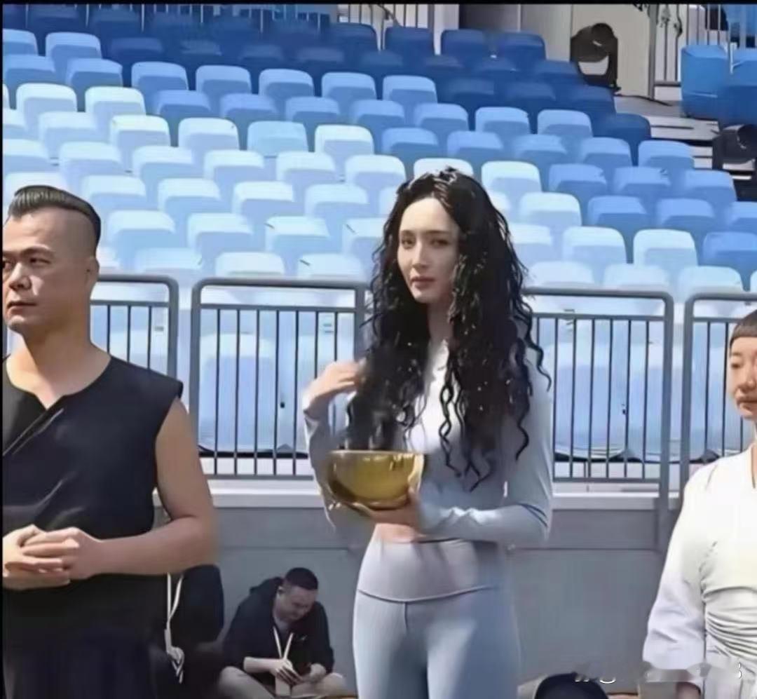天呐！这是金晨么？这变化也太大了，我完全没认出是她！ 