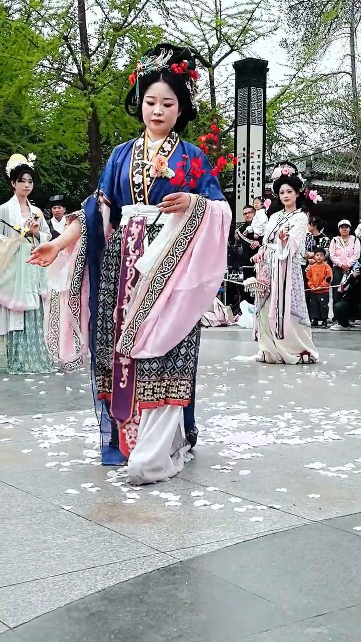 汉服花朝节十二花仙来啦。
洛阳汉服花朝节在王城公园开演。
花会十五周年纪念。
疏