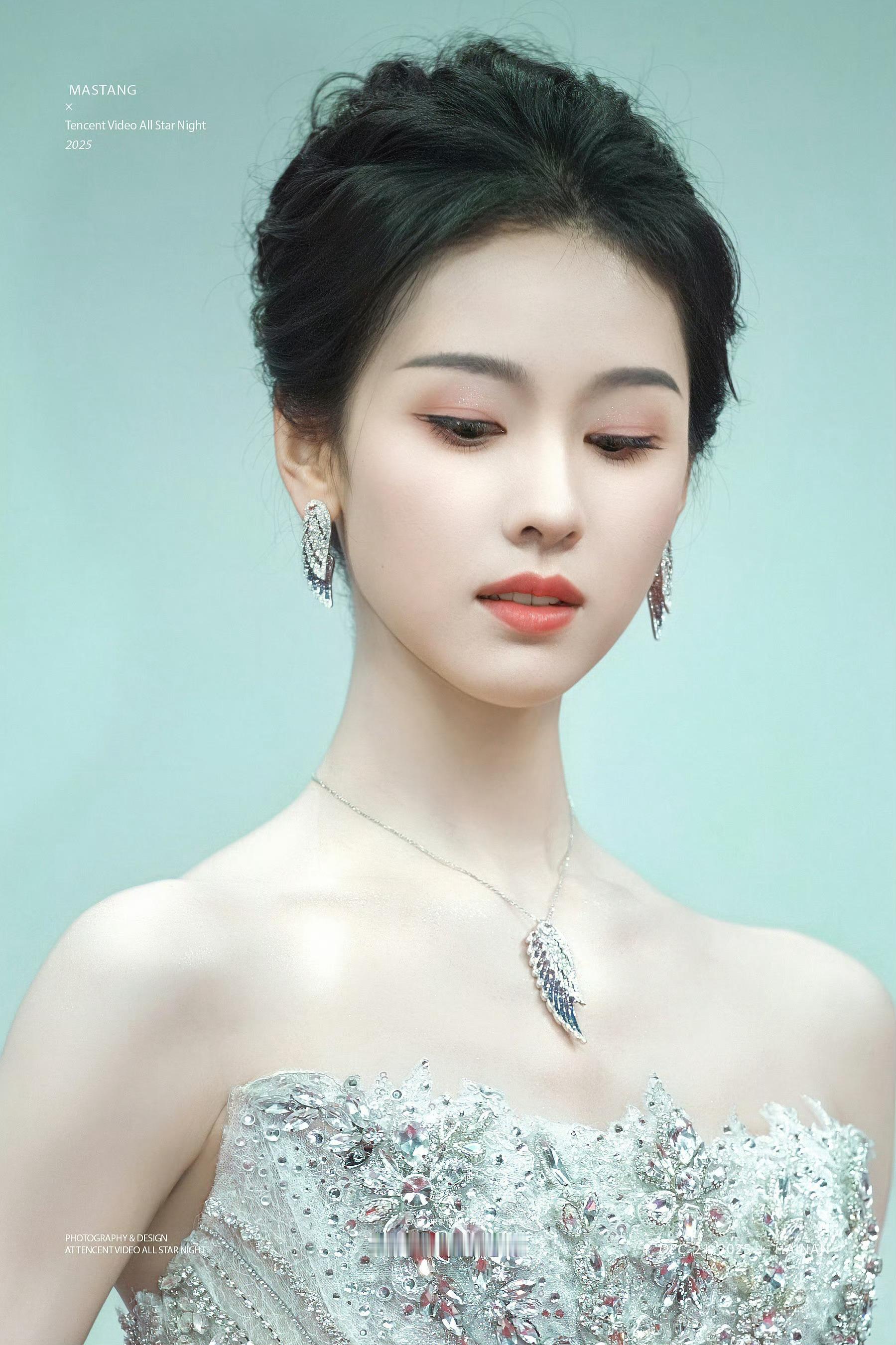 陈都灵现代装也拍出了神性陈都灵内娱独一份的清冷，好有神性啊嘟嘟cr.logo 