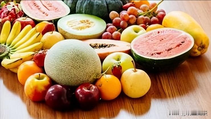 我遇到水果刺客了。
昨天下午接完孩子，
在小区楼下一水果店，
挑了两串葡萄，
一