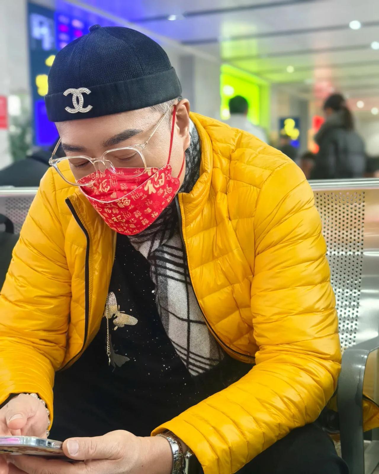 在四川坐火车偶遇TVB老戏骨，非常面熟，有人认得他吗？
近日，某网友在四川宜宾坐