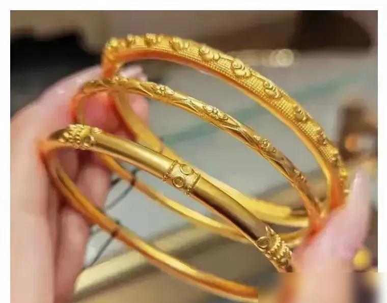 满大街的粗金链子集体玩失踪，金店回收柜台反倒快被踩塌了。

以前大妈们出门恨不得