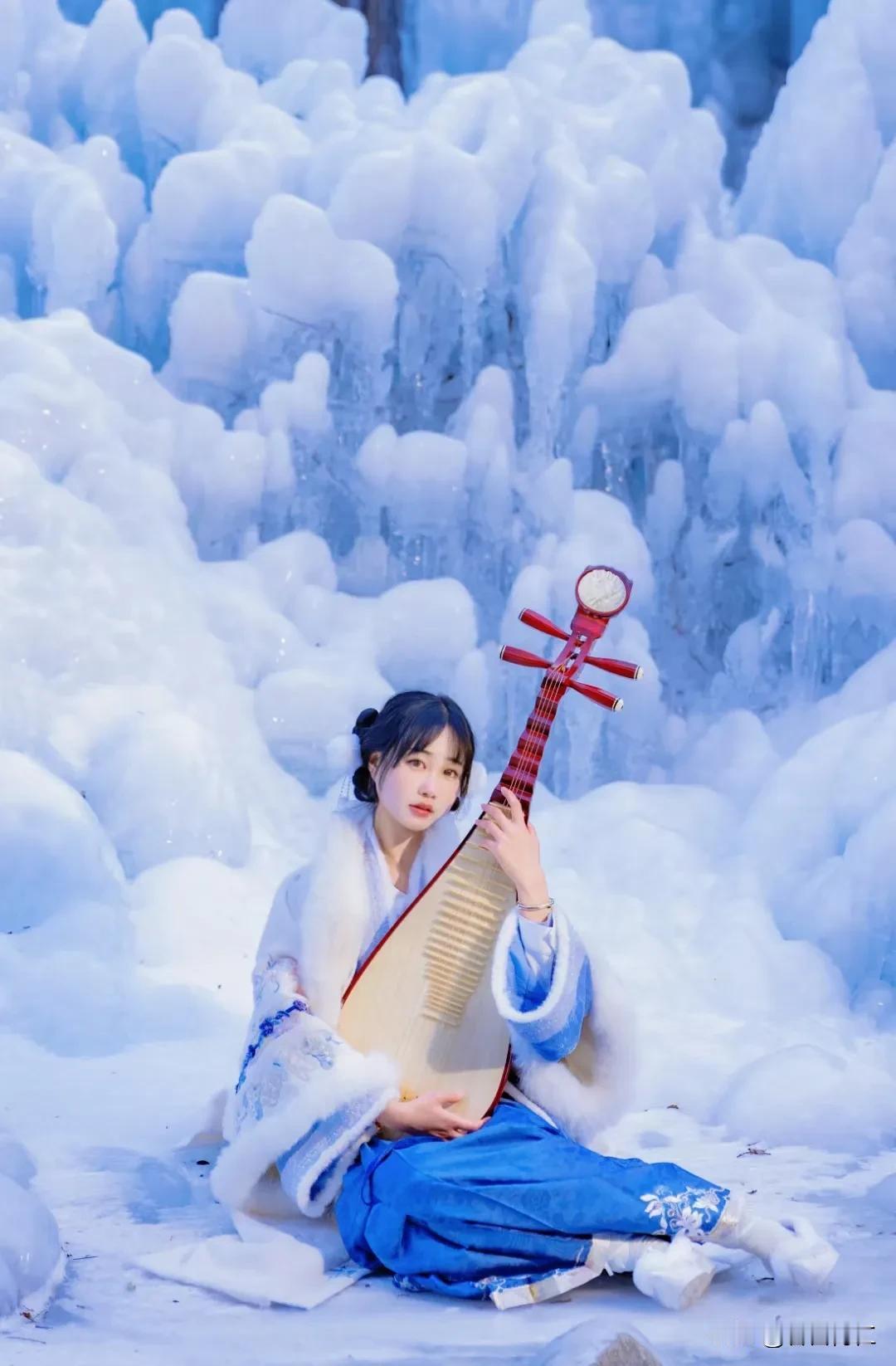 冰的世界，迷人的密云黑龙潭，冰天雪地中的古风少女，手持琵琶，如梦似幻。（图片来源