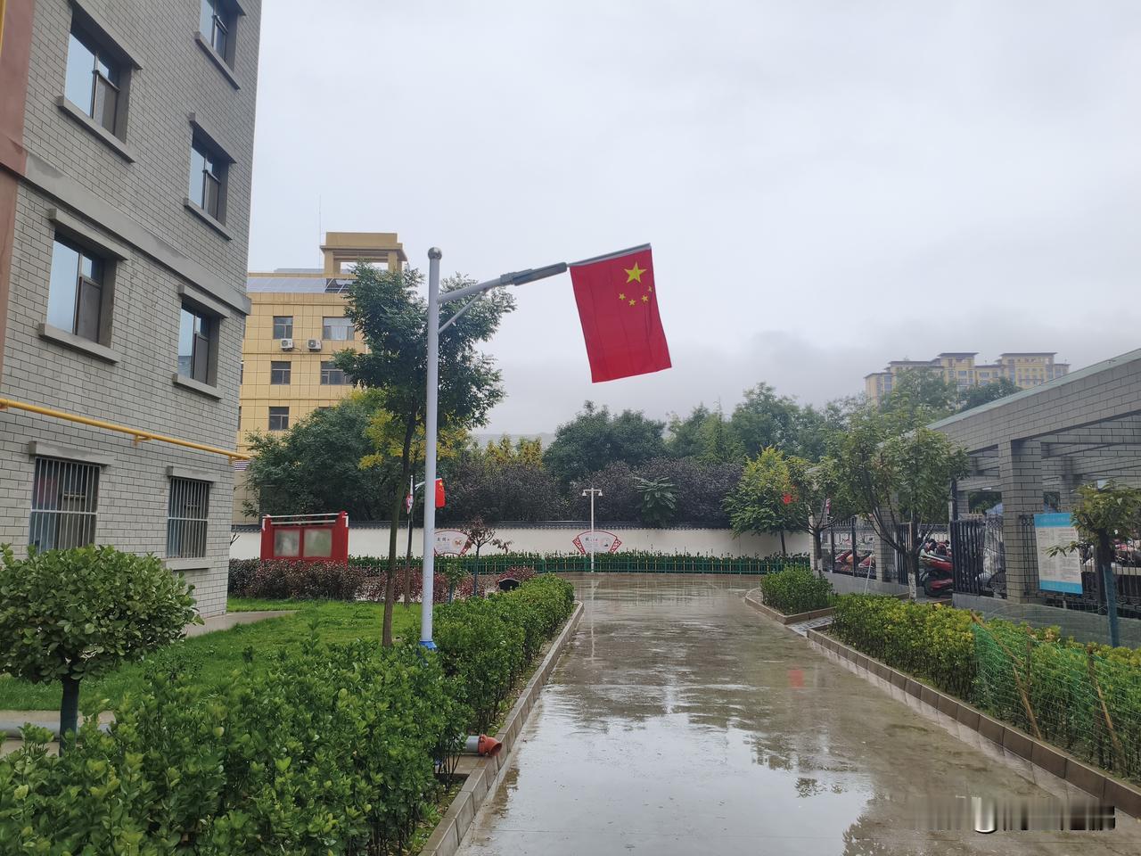 举国欢庆的日子，愿你卸下忙碌，带着家人，看祖国的大好河山，吃遍天下美食，度过一个