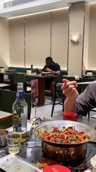 这个老黑绝对已经在中国生活很长一段时间了！
不然他用筷子吃饭不可能这么熟练！
众