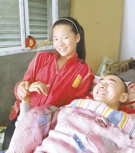 2001年，安徽一男子不慎摔成高位截瘫，谁知，妻子竟撇下父女俩一走了之。绝望之际