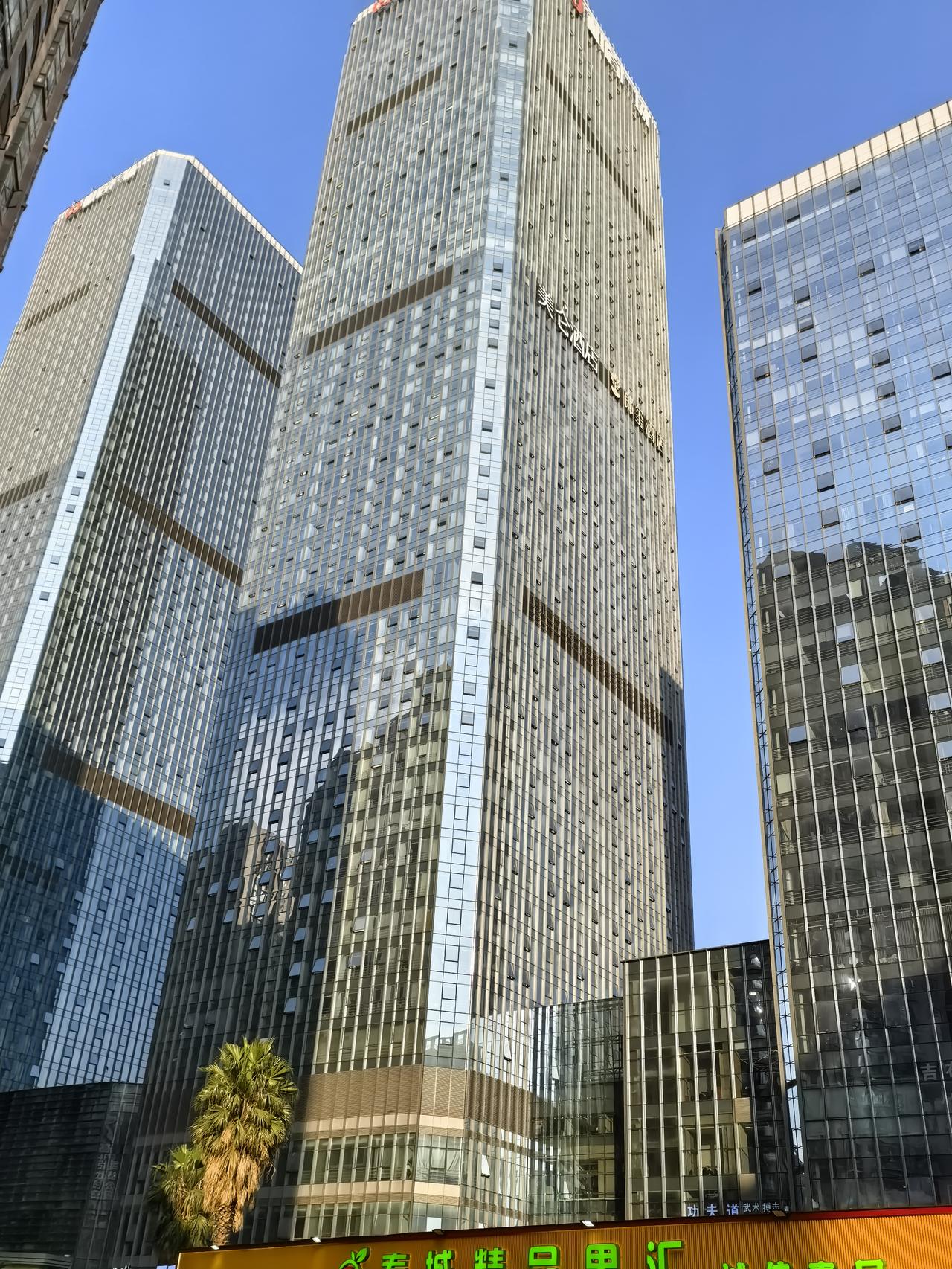 昆明的写字楼还是挺多的，主要还是不集中。挺分散的，如果是在一两片区开发域的话，还