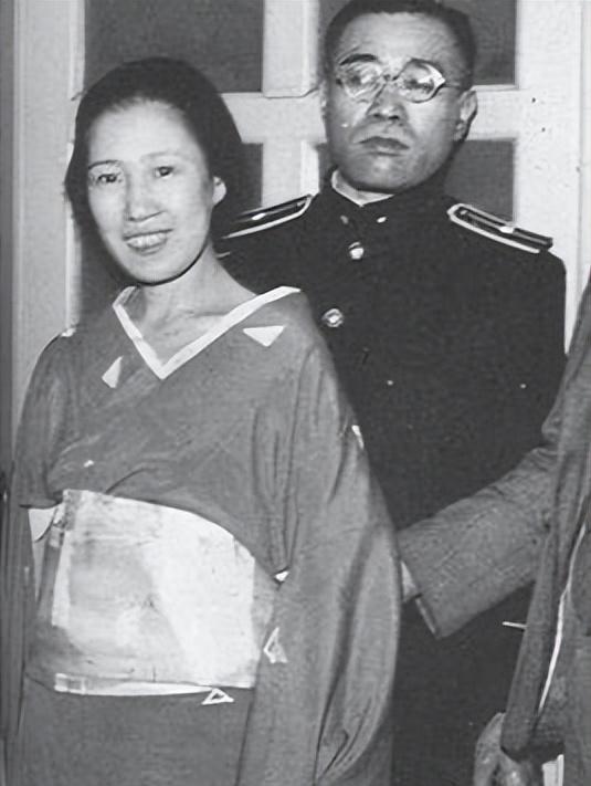 ·照片上这个微笑着的女人，是1936年东京一桩刑事案件的杀人犯阿部定，她在旅馆里