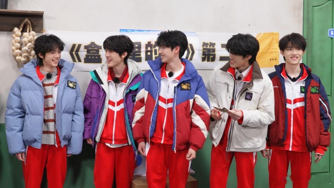 登陆少年像极了被老师提问的我  哎呀，登陆少年在采访里的样子太像上课被提问的学生