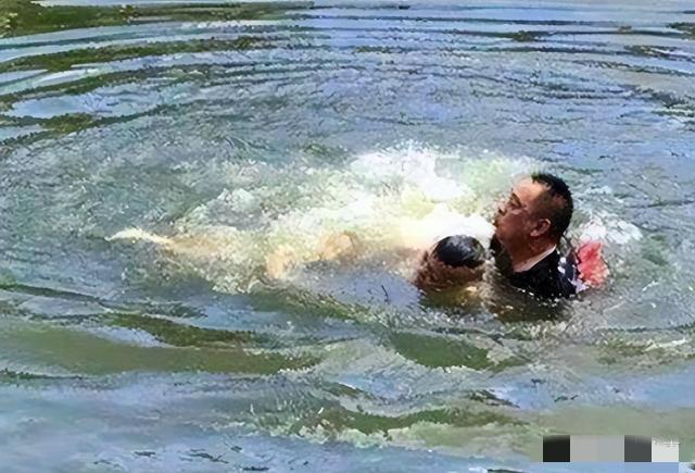 “谁让你救了？！”四川某地，大爷见义勇为救了一名落水儿童，不料儿童送到医院成了植